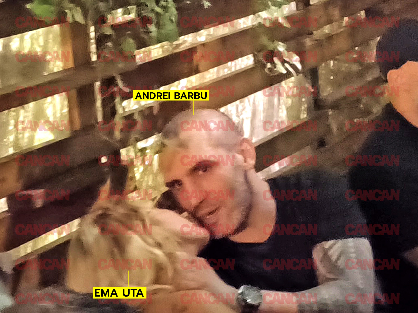 S-au sărutat în mijlocul clubului, pe canapea